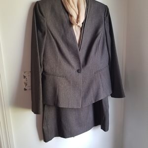 Preston & York 2 piece suit size 14